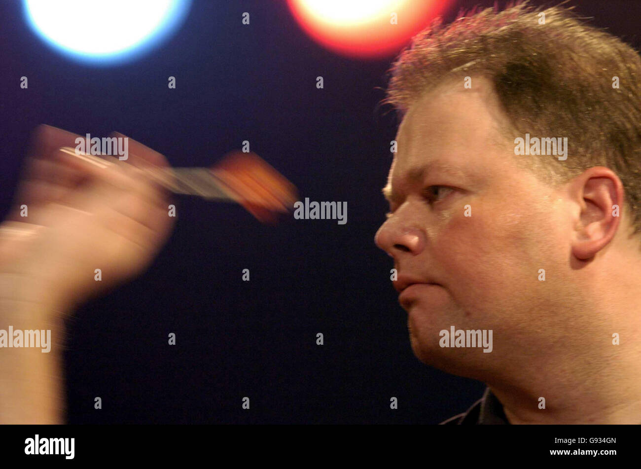 Raymond Van Barneveld, de Hollande, en action contre Tony O'Shea lors du match quart de finale des championnats professionnels du monde de Lakeside au complexe de Lakeside, Frimley Green, Surrey, le vendredi 13 janvier 2006.Voir PA Story FLÉCHETTES Frimley Green.APPUYEZ SUR ASSOCIATION photo.Crédit photo devrait se lire: Rebecca Naden/PA. Banque D'Images