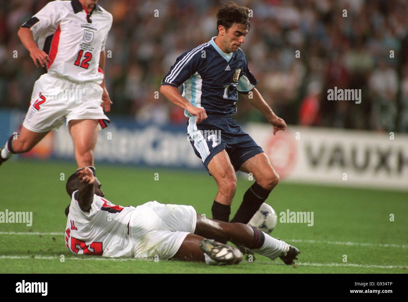 Football - coupe du monde France 98 - deuxième tour - Argentine / Angleterre.Le sol Campbell d'Angleterre (sur le sol) s'attaque au Claudio Lopez d'Argentine (à droite) Banque D'Images