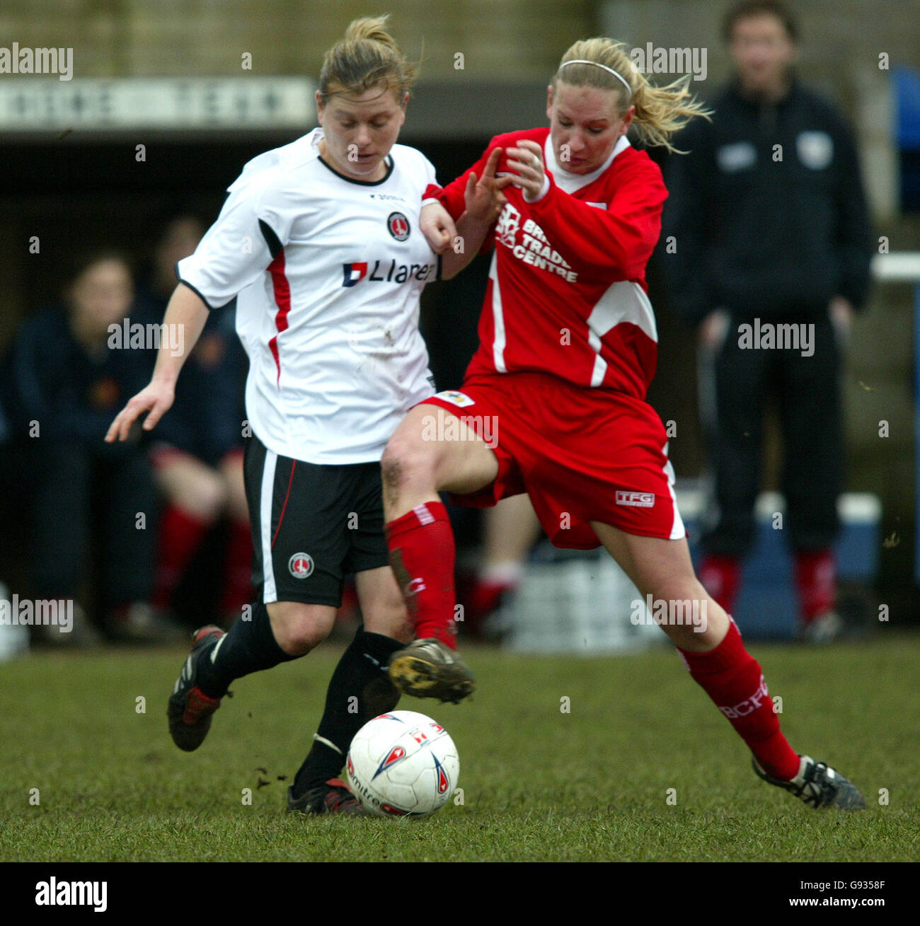 Soccer - FA Nationwide Women's FA Cup - quatrième tour - Bristol City / Charlton Athletic - Oaklands Park.Danielle Murphy de Charlton Athletic défie un joueur de Bristol City. Banque D'Images