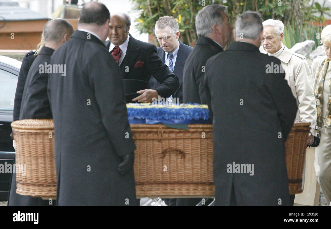 Jon Harland (au centre), lui-même blessé lors de l'accident qui a tué son fils, regarde le cercueil de Thomas Harland qui arrive à l'église Calvary, à Prestatyn, le lundi 16 2006 janvier. Thomas, 14 ans, était sur un parcours d'entraînement avec Rhyl Cycling Club quand une voiture a perdu le contrôle sur la glace et a glissé dans eux à Abergele, au nord du pays de Galles. Voir PA Story FUNÈBRES cycliste PRESSE PHOTO DE L'ASSOCIATION. Le crédit photo devrait se lire : Phil Noble/PA Banque D'Images