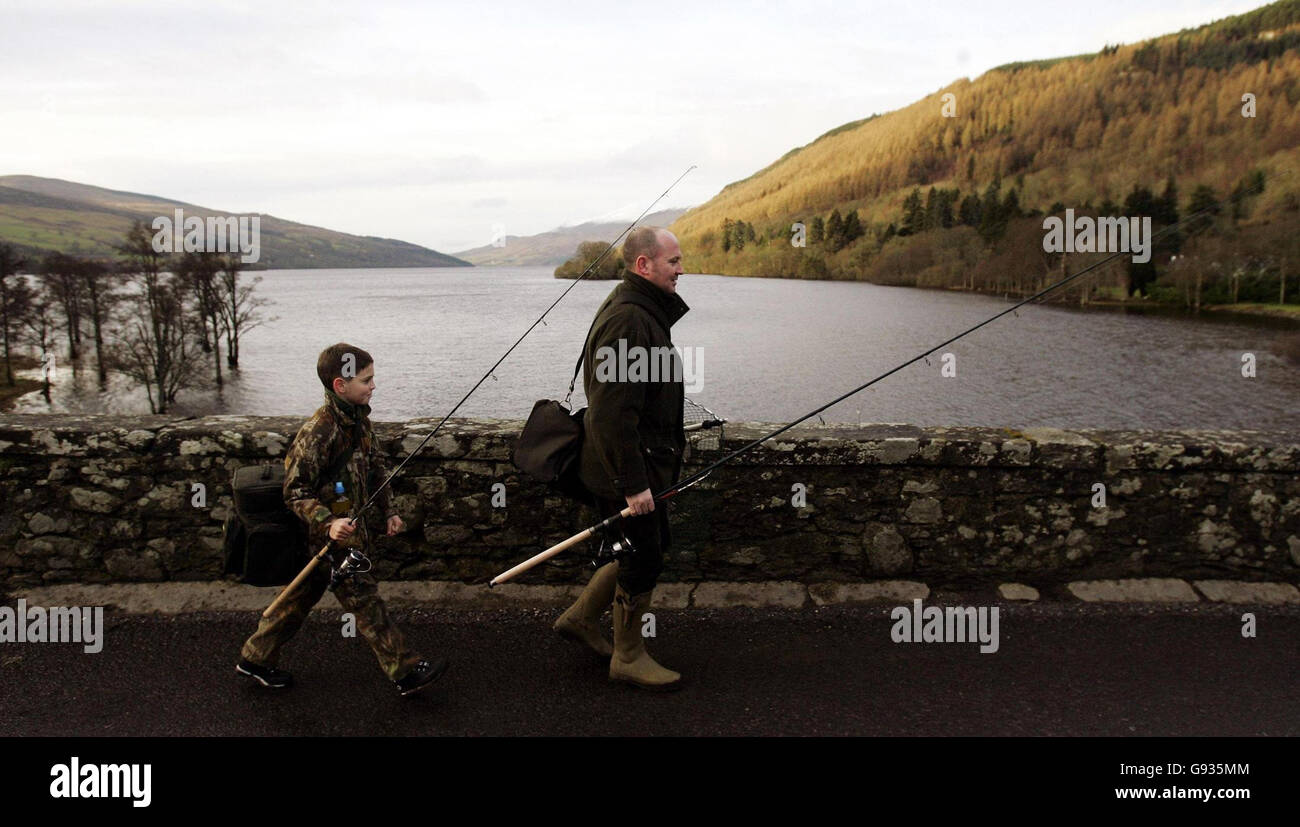 Peter (à droite) et Aaron Riley, de Wishart, traversent la rivière Tay à Kenmore dans le Perthshire le jour d'ouverture de la saison du saumon, le lundi 16 janvier 2006.APPUYEZ SUR ASSOCIATION photo.Le crédit photo devrait se lire comme suit : Andrew Milligan/PA. Banque D'Images