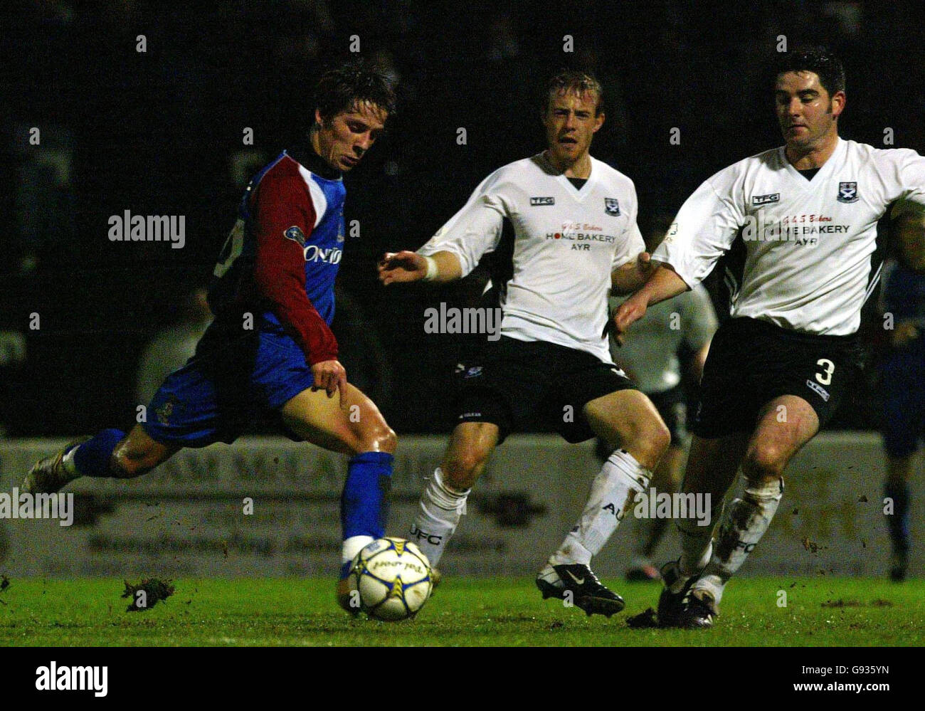 Ian Black d'Inverness prend une photo au but alors que Jonathan Baillie et Dougie Ramsay (R) d'Ayr United se rapprochent lors du match de répétition de la coupe écossaise du troisième tour à Somerset Park, Ayr, le lundi 16 janvier 2006. APPUYEZ SUR ASSOCIATION photo. Le crédit photo devrait se lire comme suit : David Cheskin/PA. **** Banque D'Images