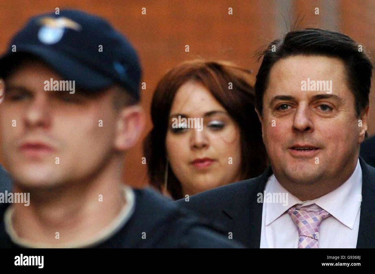 Le chef du BNP Nick Griffin arrive au tribunal de la Couronne de Leeds, le mardi 17 janvier 2006, où l'accusation devrait commencer à ouvrir son procès contre le chef du Parti national britannique (BNP) Nick Griffin, accusé d'une série d'accusations de haine raciale. Griffin, 45 ans, et Mark Collett, activiste du parti, 24 ans, sont exposés à des accusations découlant de discours présentés dans un documentaire couvert de la BBC sur le parti. Voir PA Story COURTS BNP. APPUYEZ SUR ASSOCIATION photo. Le crédit photo devrait se lire: John Giles/PA Banque D'Images