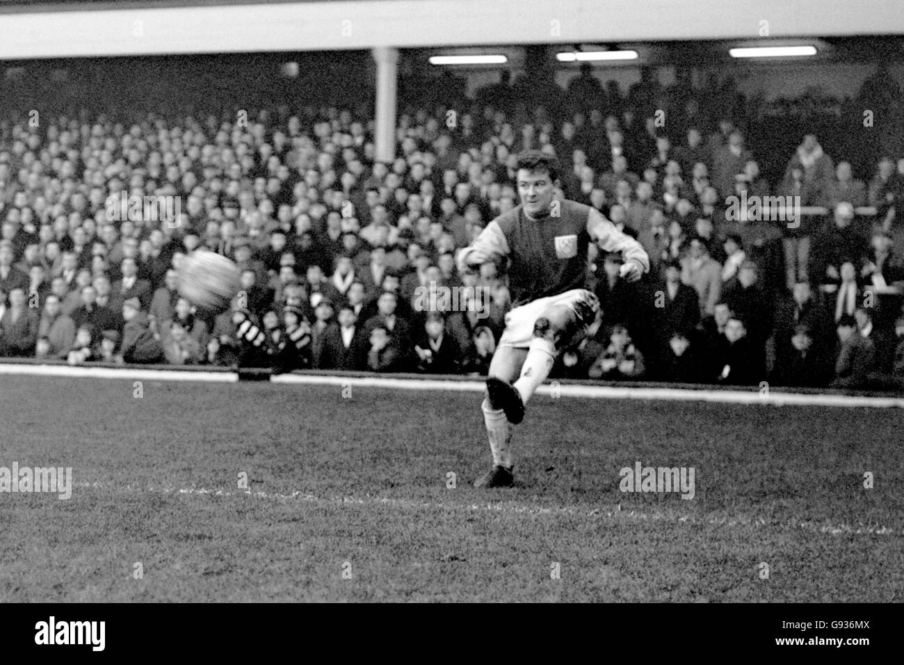 Football - football League Division One - West Ham United v Everton - Upton Park.Johnny Byrne, West Ham United Banque D'Images