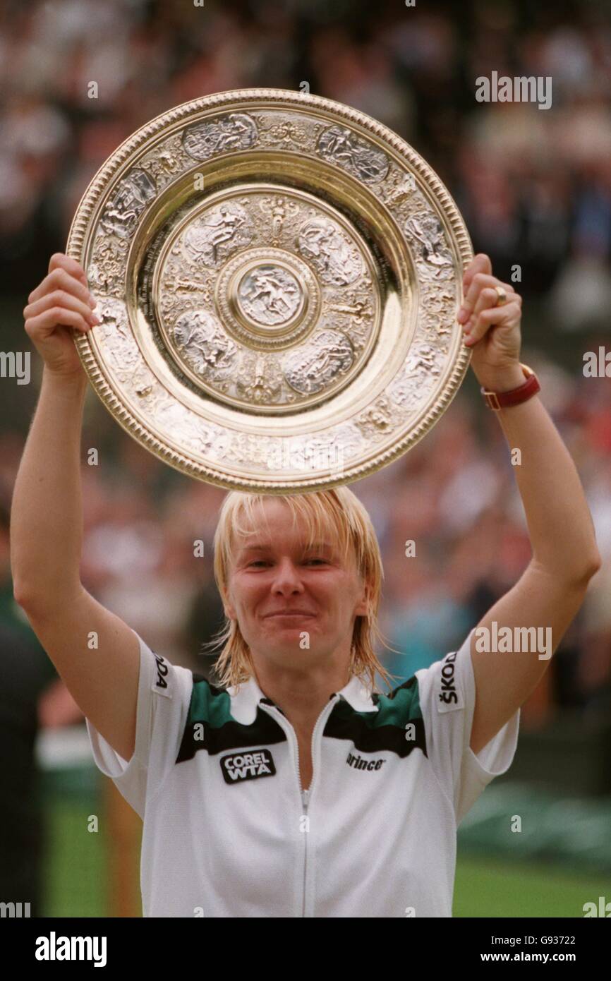 Tennis - Championnat de Wimbledon - femmes célibataires - finale - Nathalie Tauziat / Jana Novotna.Jana Novotna est fière d'avoir remporté le trophée Championnat des femmes Banque D'Images