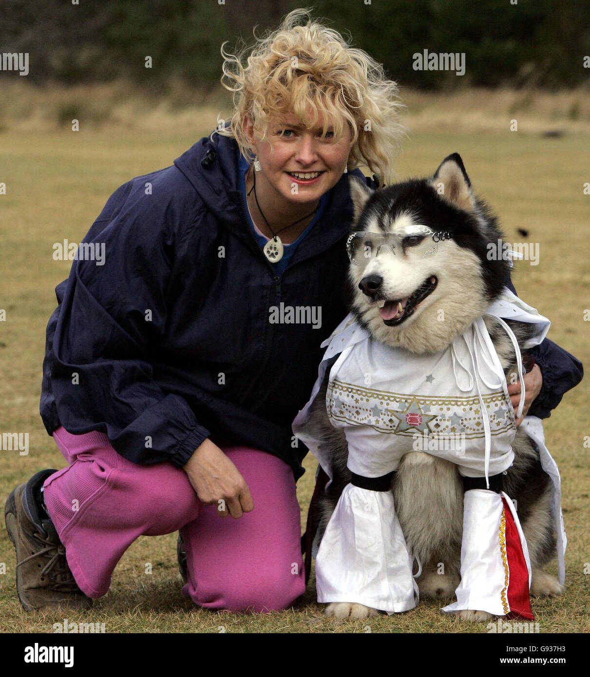 « Elvis » le Husky sibérien, habillé comme le chanteur, avec le propriétaire Dawn Peat, lors du 23e rassemblement de chiens de traîneau Aviemore de cette année au Loch Morlich, près d'Aviemore, jeudi 19 janvier 2005. Elvis a été récupéré d'une maison de secours par le propriétaire Dawn. APPUYEZ SUR ASSOCIATION PHOTO. Le crédit photo devrait se lire : Andrew Milligan/PA Banque D'Images