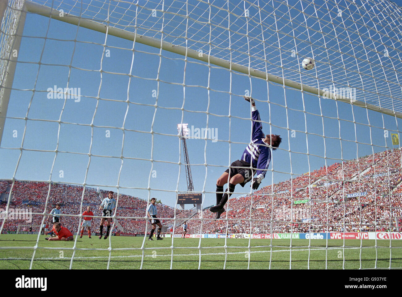 Le Gardien De But Argentin Carlos Roa Sauve Acrobatiquement Un Cueilleur De La Hollande Patrick Kluivert Photo Stock Alamy Le Gardien De But Argentin Carlos Roa Sauve Acrobatiquement Un Cueilleur De La Hollande Patrick Kluivert Photo Stock Alamy