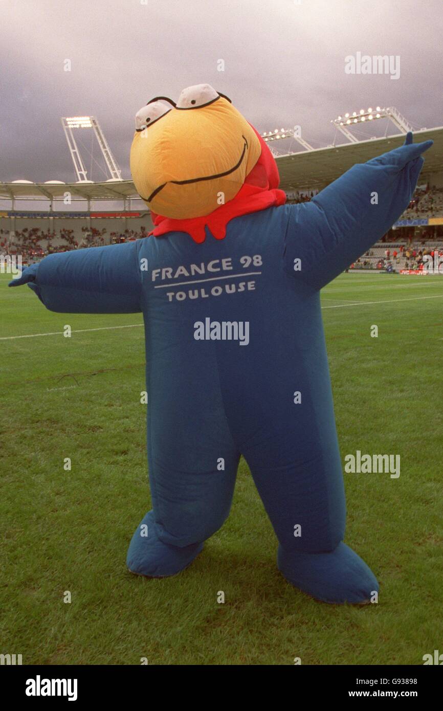Football - coupe du monde France 98 - Groupe B - Cameroun /  Autriche.Footix, mascotte de la coupe du monde Photo Stock - Alamy