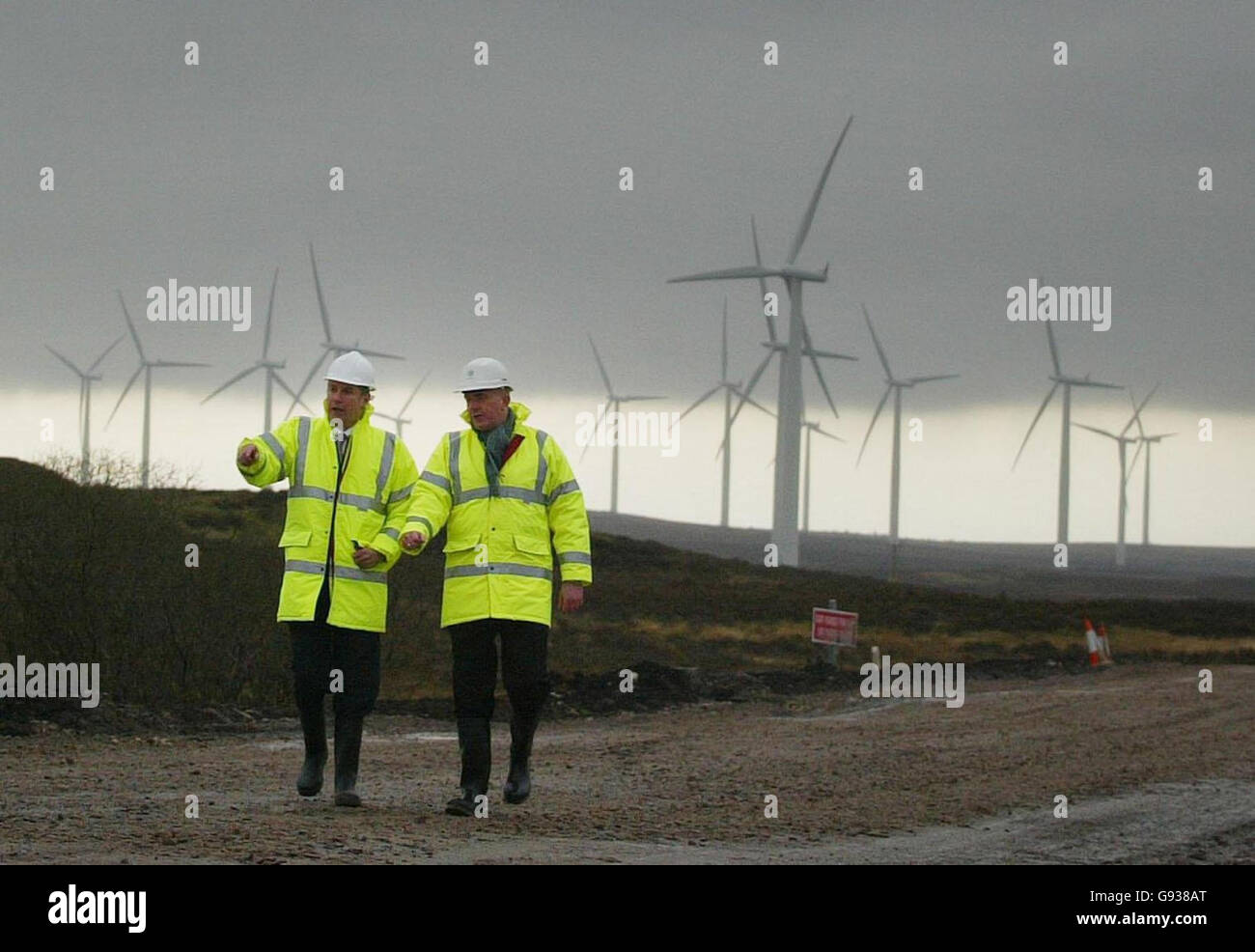 Le plus grand projet éolien du Royaume-Uni de Scottish Power a été ouvert au parc éolien Black Law South Lanarkshire, en Écosse, sur le site d'une ancienne mine de charbon, le jeudi 12 janvier 2006, par le vice-premier ministre Nicol Stephen (à gauche) et le directeur de Scottish Power John Campbell. Stephen's a affirmé que le projet aidera l'Écosse à devenir une « centrale » d'énergie renouvelable. Voir PA Story SCOTLAND Windfarm. APPUYEZ SUR ASSOCIATION photo. Le crédit photo devrait se lire comme suit : David Cheskin/PA Banque D'Images