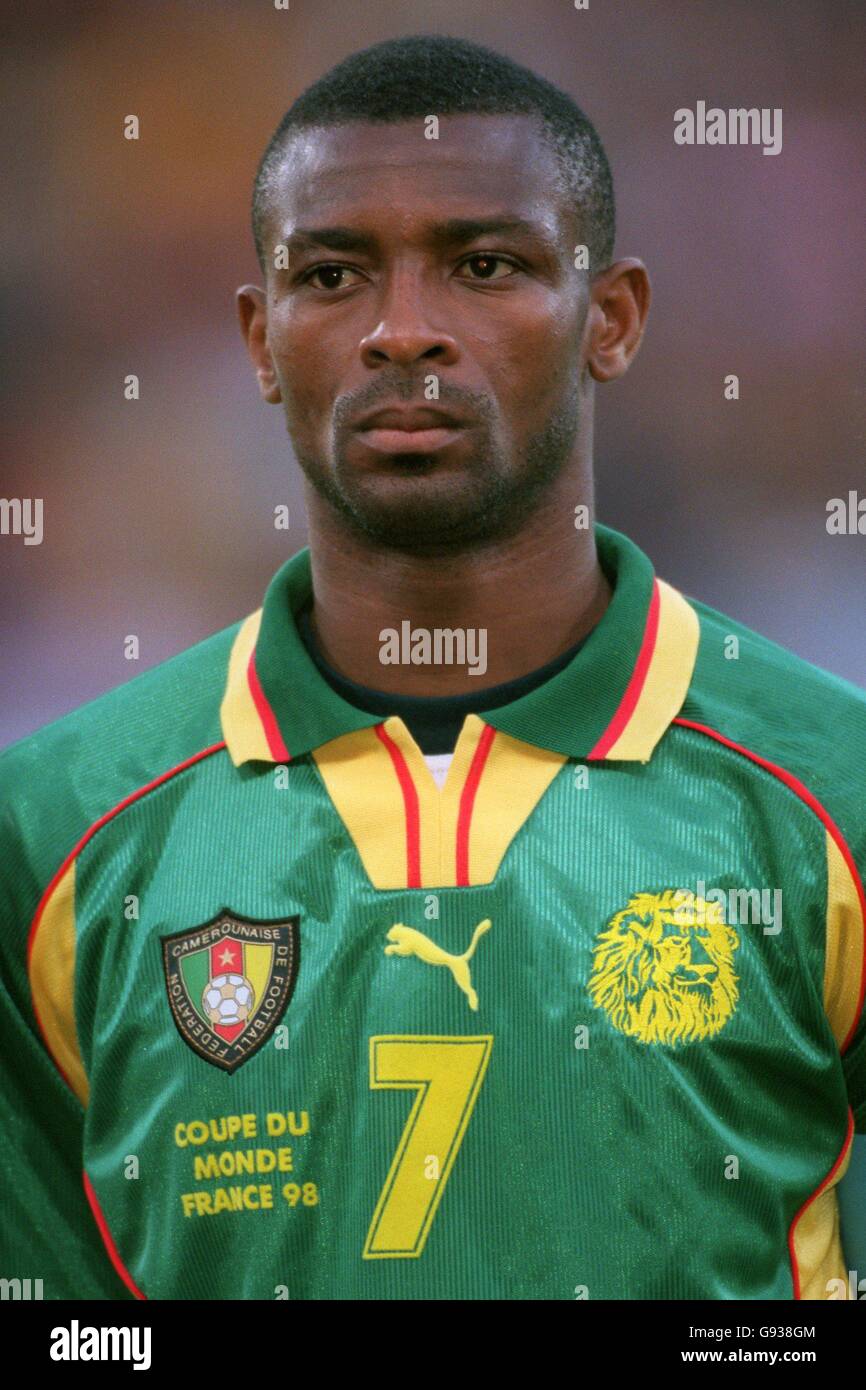 Football - coupe du monde France 98 - Groupe B - Cameroun / Autriche.François Omam Biyick, Cameroun Banque D'Images