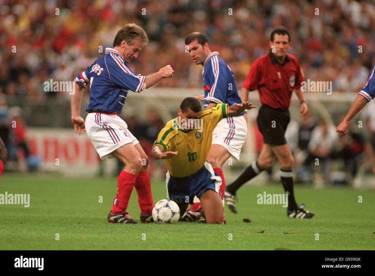 Didier Deschamps (gauche) et Zinedine Zidane (droite) se combinent à Arrêt Brésil's Rivaldo (centre) Banque D'Images