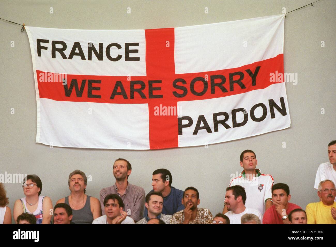 Un drapeau anglais au match Hollande contre Yougoslavie, s'excusant pour le comportement des hooligans anglais Banque D'Images