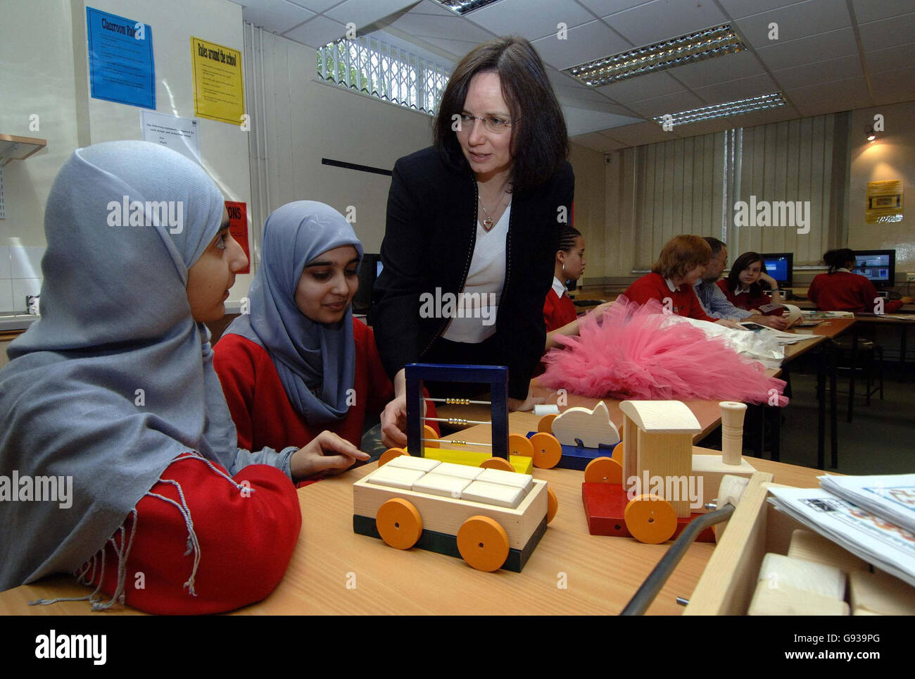 Tables de l'éducation haut:Année 11 élèves à Selly Park Technology College avec directrice Michelle Magrs, jeudi 19 janvier 2006, après l'école a été nommé comme le meilleur dans le pays a appelé à la suppression des tableaux de classement aujourd'hui au milieu d'une rangée sur les normes académiques. Michelle Magrs, directeur à Selly Park Technology College pour les filles, a dit qu'elle aimerait voir la fin de la league tables parce que "vous pouvez faire quelque chose hors de la statistique". Voir les tableaux de l'éducation Histoire PA Top. ASSOCIATION DE PRESSE Photo. Crédit photo doit se lire : David Jones/PA Banque D'Images