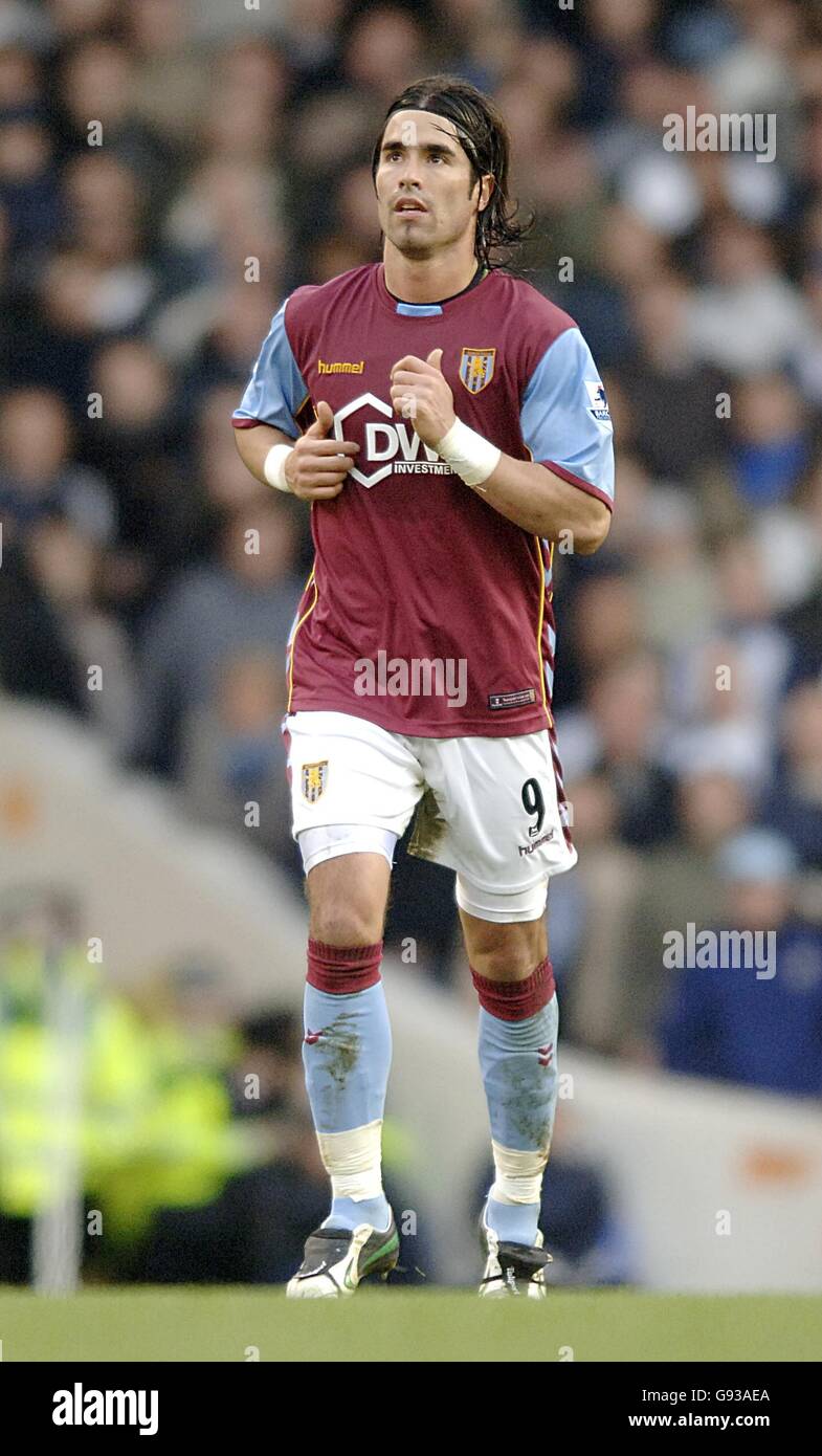 Football - FA Barclays Premiership - Tottenham Hotspur / Aston Villa - White Hart Lane. Juan Pablo Angel de la Villa Aston Banque D'Images