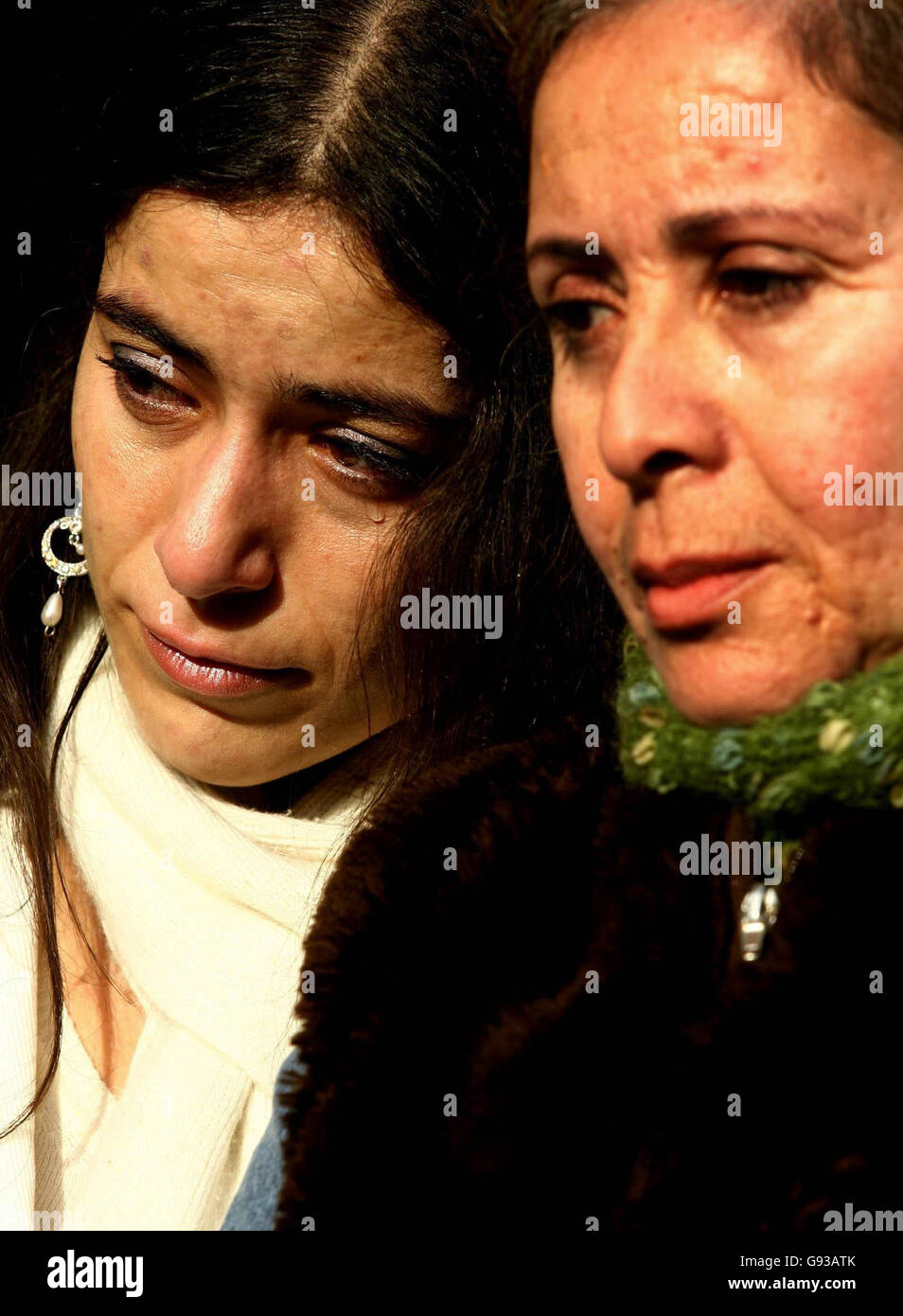 Un ami de la famille de Menezes se délatte à une vigile pour Jean Charles de Menezes, à la gare Stockwell, au sud de Londres, le dimanche 22 janvier 2005. La vigile de la famille, des amis et des partisans a marqué le six mois anniversaire de la fusillade du Brésil par la police, après qu'il ait été trompé pour un suspect terroriste. Voir PA Story POLICE Menezes .PRESS ASSOCIATION photo. Le crédit photo devrait se lire: Chris Young/PA Banque D'Images