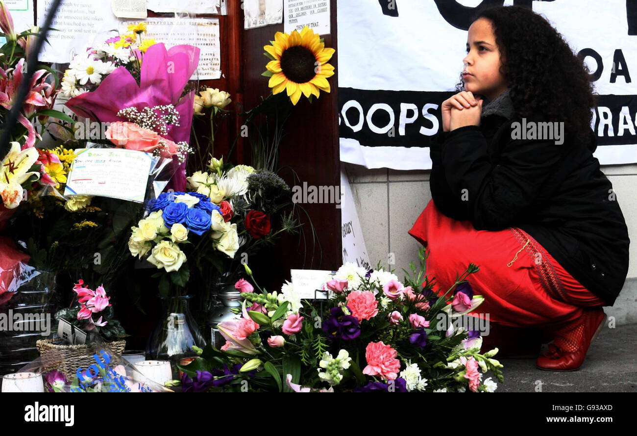 Mina Alexander, âgée de dix ans, dont les parents sont les amis de la famille de Menezes semble profondément à l'esprit, à une vigile pour Jean Charles à Stockwell Station, sud de Londres, dimanche 22 janvier 2005. La vigile de la famille, des amis et des partisans a marqué le six mois anniversaire de la fusillade du Brésil par la police, après qu'il ait été trompé pour un suspect terroriste. Voir PA Story POLICE Menezes .PRESS ASSOCIATION photo. Le crédit photo devrait se lire: Chris Young/PA Banque D'Images