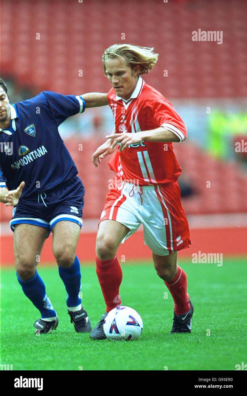 Soccer - JD Sports Cup - semi final - Middlesbrough / Empoli.Mikkel Beck de  Middlesbrough (à droite) prend Fabio Artico d'Empoli (à gauche Photo Stock  - Alamy