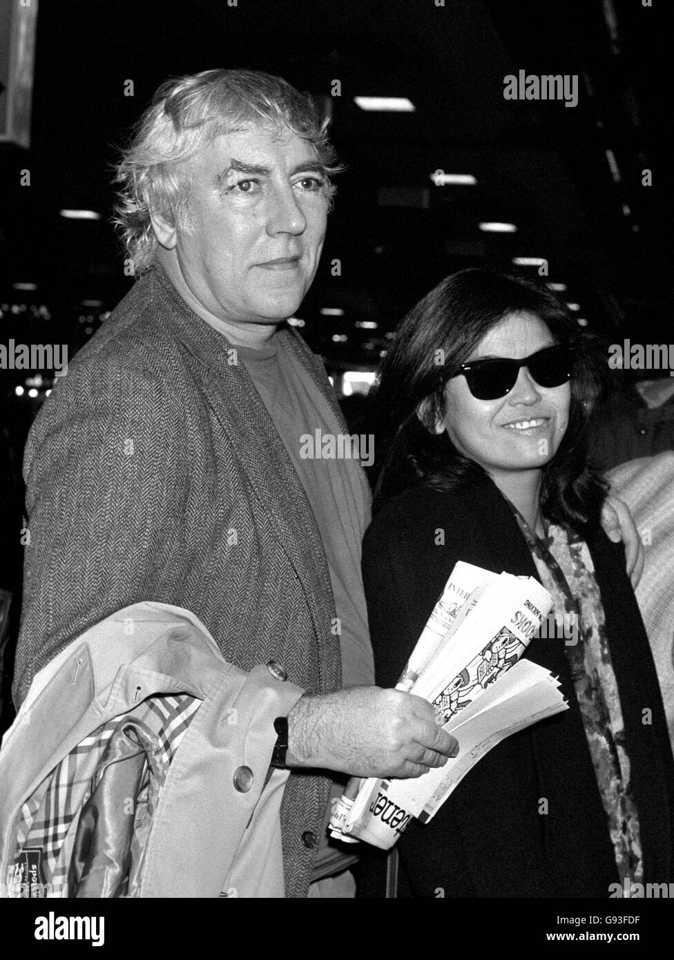 Le satiriste et acteur Peter Cook avec sa nouvelle femme Lin Chong au départ de l'aéroport de Heathrow pour Paris. Banque D'Images