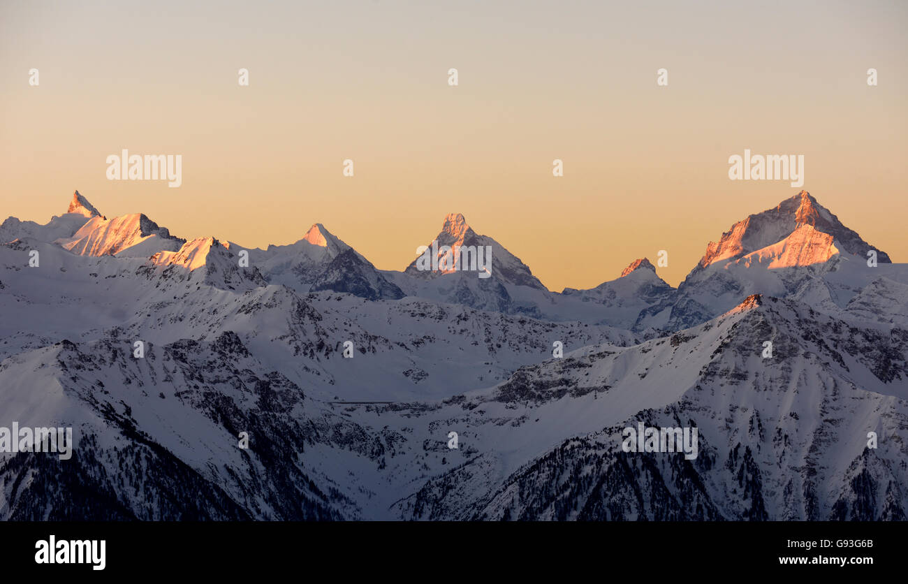 Panorama alpin avec Rothorn, Gabelhorn, Cervin et Dent Blanche, transalpins, Canton du Valais, Suisse Banque D'Images