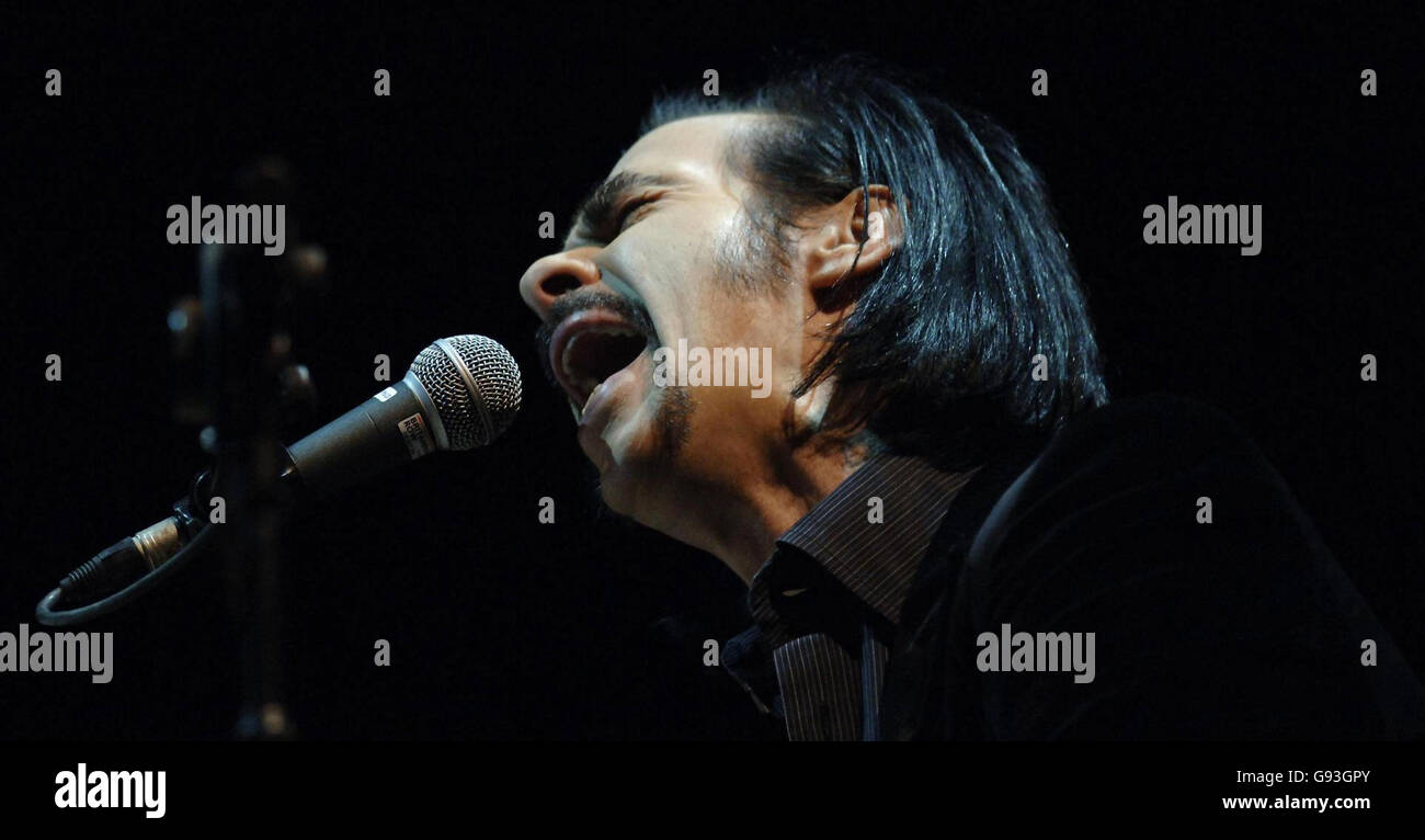 Nick Cave en concert à l'Apollo Victoria, centre de Londres, jeudi 2 février 2006. APPUYEZ SUR ASSOCIATION photo. Crédit photo devrait lire: Yui Mok / PA Banque D'Images