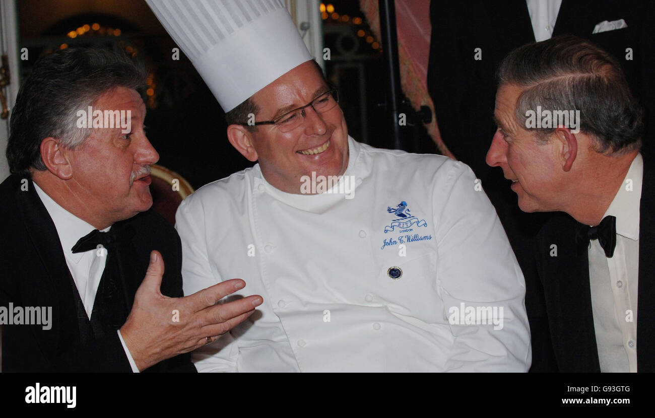 Le Prince de Galles (à droite) et le célèbre chef Brian Turner (à gauche) avec le chef du Ritz, John Williams, de Southshields, Après que le prince a été servi avec une « trilogie de mouton du prince de Galles » créée par M. Williams en l'honneur du lancement du club de la Renaissance de mouton par le prince lors d'un dîner à l'hôtel, jeudi 2006 février. Le Prince a officiellement lancé le club de renaissance de mouton. Voir PA Story ROYAL Charles. APPUYEZ SUR ASSOCIATION photo. Le crédit photo devrait se lire comme suit : Fiano Hanson/WPA/PA Banque D'Images