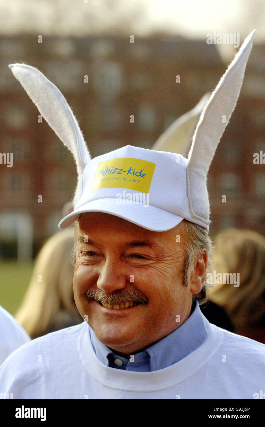 Le député de respect George Galloway porte des oreilles de lapin avant de prendre part à une course de charité à trois pattes à Westminster le mercredi 8 février 2006, à l'appui des organismes de bienfaisance Whizz-Kidz et Childhood First. APPUYEZ SUR ASSOCIATION photo. Le crédit photo devrait se lire : John Stillwell/PA. Banque D'Images