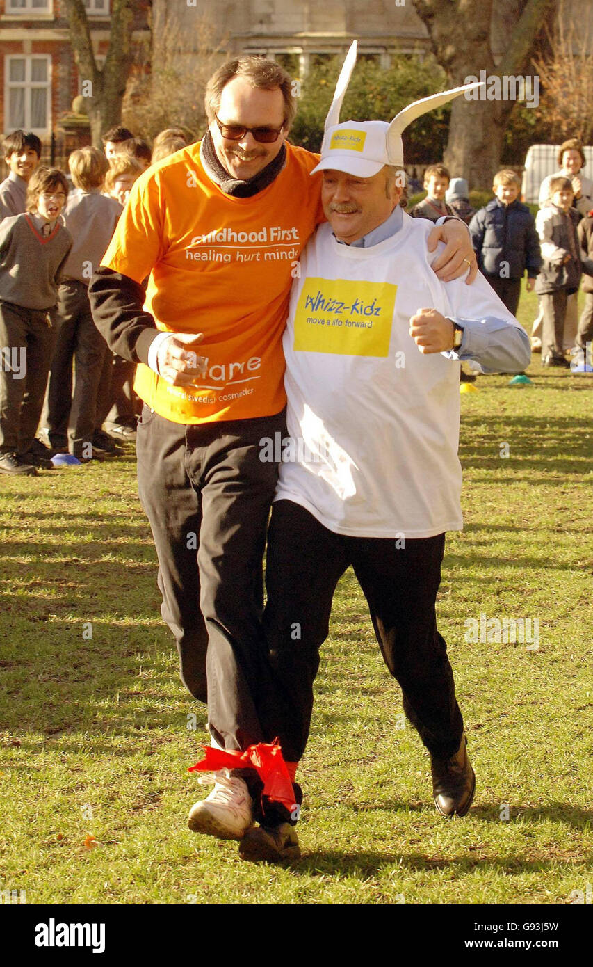 Le député de respect George Galloway porte des oreilles de lapin tout en participant à une course de charité à trois pattes à Westminster le mercredi 8 février 2006, à l'appui des organismes de bienfaisance Whizz-Kidz et Childhood First. M. Galloway et son associé Stephen Blunden, directeur général de Childhood First, sont venus bien en bout de champ. APPUYEZ SUR ASSOCIATION photo. Le crédit photo devrait se lire : John Stillwell/PA. Banque D'Images