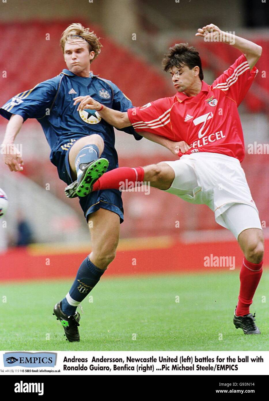Soccer - JD Sports Cup - semi final - Newcastle United / Benfica.Andreas  Andersson de Newcastle United (à gauche) combats pour le ballon avec  Ronaldo Guiaro de Benfica (à droite Photo Stock - Alamy