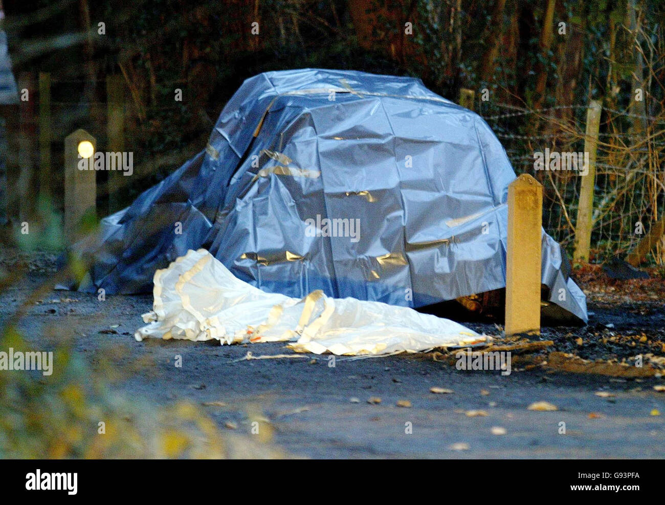 Une feuille de plastique couvre jeudi 26 janvier 2006, la voiture brûlée d'un couple qui a été trouvé mort à leur domicile à Faversham mercredi. Voir PA Story corps POLICIERS. APPUYEZ SUR ASSOCIATION photo. Le crédit photo devrait se lire: Gareth Fulller. Banque D'Images