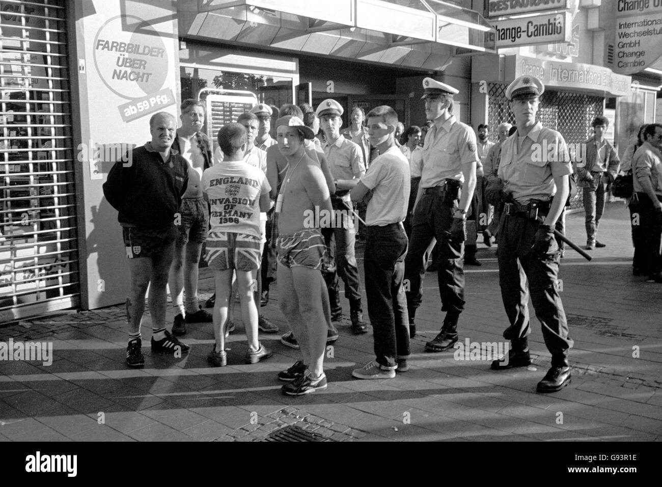 Les policiers allemands arrêtent un groupe de fans indisciplinés de l'Angleterre Banque D'Images