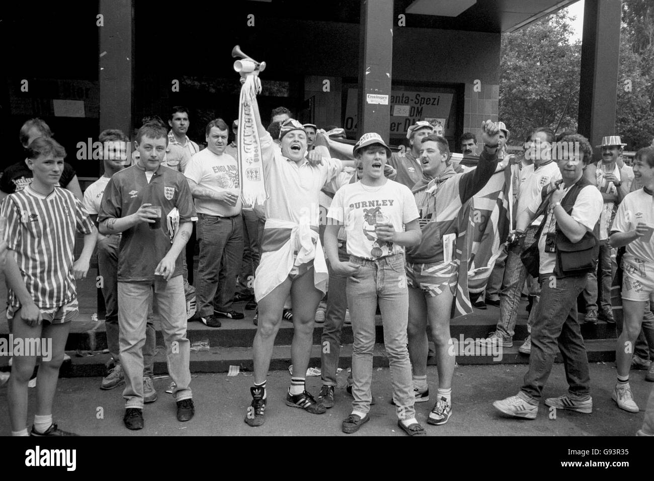 Football - Championnats d'Europe 1988 - Allemagne de l'Ouest. Les fans de l'Angleterre qui boivent et chantent dans la rue Banque D'Images
