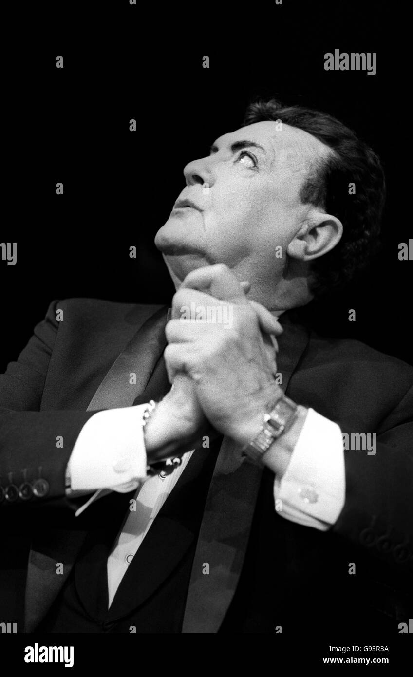 « Talking about Yeats » - le théâtre du duc de York.Michael Mac Liammoir, le poète, joueur et acteur irlandais, répète son spectacle d'un seul homme. Banque D'Images