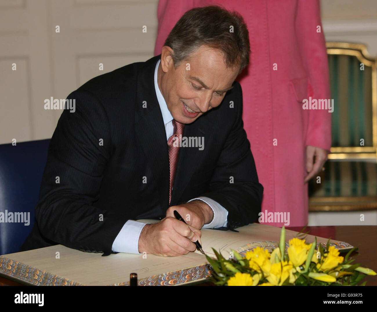 De Premier ministre britannique Tony Blair signe le livre des visiteurs avant que les négociations présidente irlandaise Mary McAleese à sa résidence officielle à Dublin, le jeudi 26 janvier 2006. Blair a tenu un sommet avec Premier ministre irlandais Bertie Ahern aujourd'hui à une tentative de lancer une nouvelle tentative de ramener l'Assemblée d'Irlande du Nord et d'autres institutions politiques. Voir l'activité de la politique de l'ULSTER Histoire. ASSOCIATION DE PRESSE Photo. Crédit photo doit se lire : Niall Carson/PA. Banque D'Images