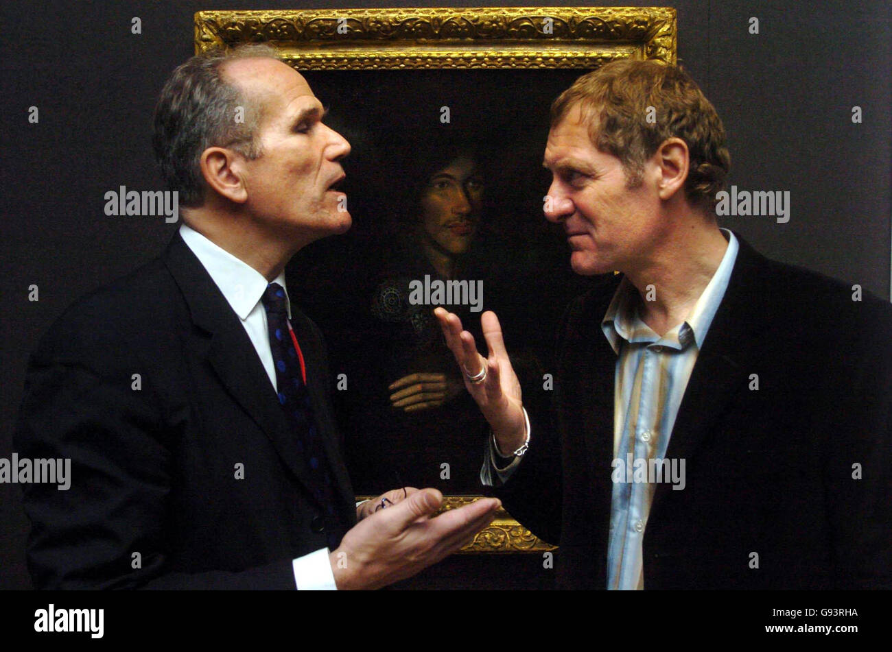 Le poète lauréat Andrew Motion (à droite) s'adresse au directeur du Musée national du portrait, Sandy Nairne, devant le portrait le plus important du poète métaphysique anglais John donne, dans le centre de Londres, le vendredi 27 janvier 2006. Banque D'Images