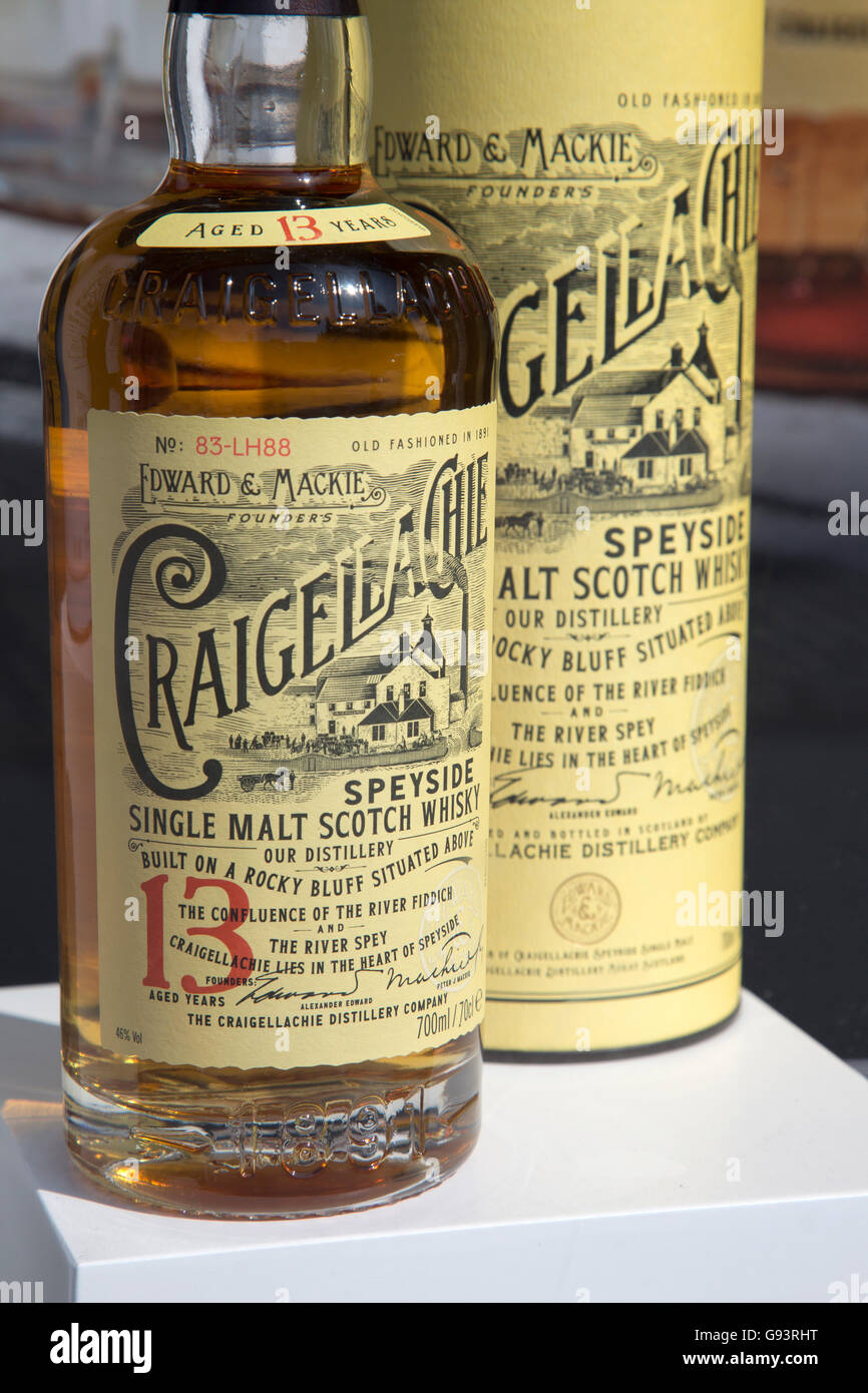 Bouteille de whisky de Malt Craigellachie en vitrine, Royal Mile d'Édimbourg en Écosse ; Rue ; Banque D'Images