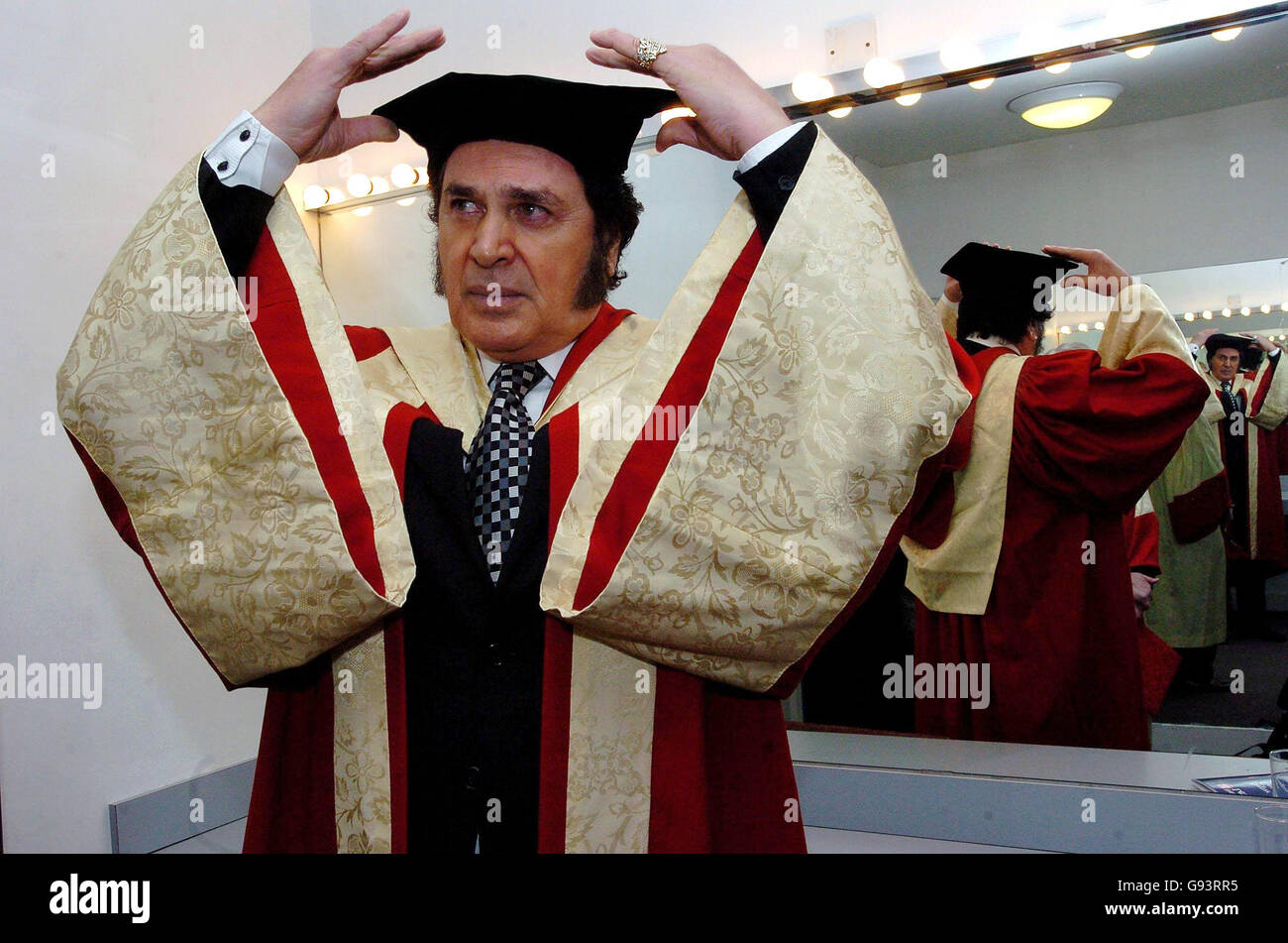 Engelbert Humperdinck dans la salle de robing avant de recevoir un doctorat honorifique en musique au de Montfort Hall de l'Université de Leicester, le vendredi 27 janvier 2006. Engelbert Humperdinck reçoit son diplôme honorifique pour son travail de charité infatigable et ses services à sa ville natale, Leicester. Voir l'histoire de PA SHOWBIZ Engelbert. ASSOCIATION DE PRESSE photo le crédit photo devrait se lire: Chris Radburn/PA. Banque D'Images