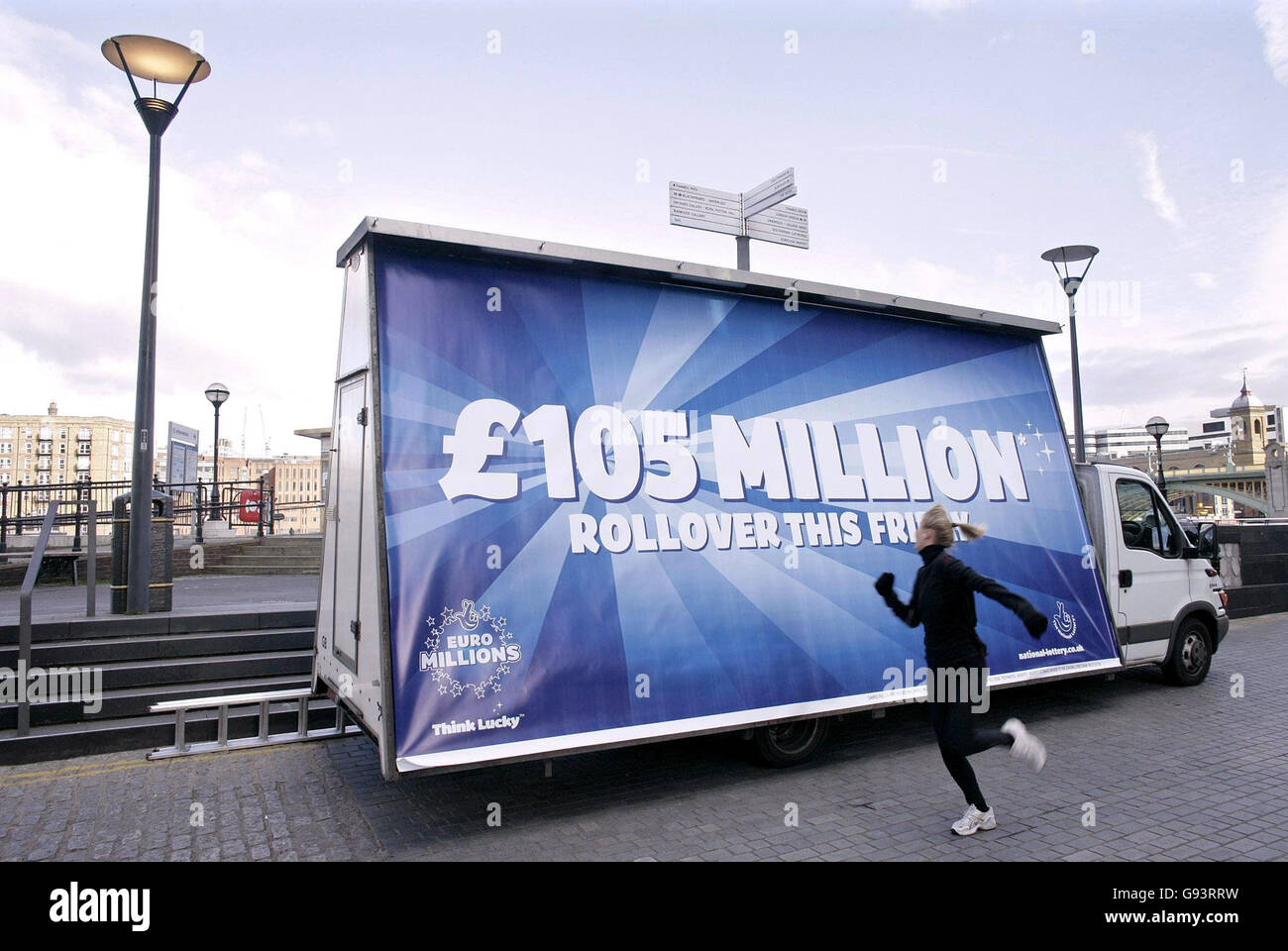 105 millions de dollars de jackpot de rollover d'EuroMillions, vendredi 27 janvier 2006, à l'extérieur du Globe Theatre, dans le centre de Londres. APPUYEZ SUR ASSOCIATION photo. Crédit photo devrait se lire: Edmond Terakopian / PA Banque D'Images