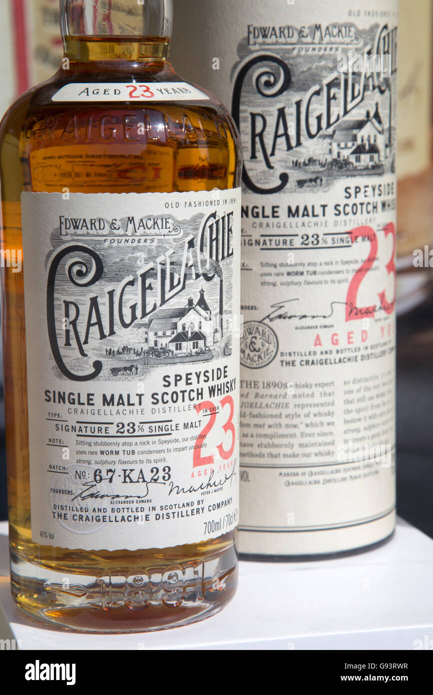 Bouteille de whisky de Malt Craigellachie en vitrine, Royal Mile d'Édimbourg en Écosse ; Rue ; Banque D'Images