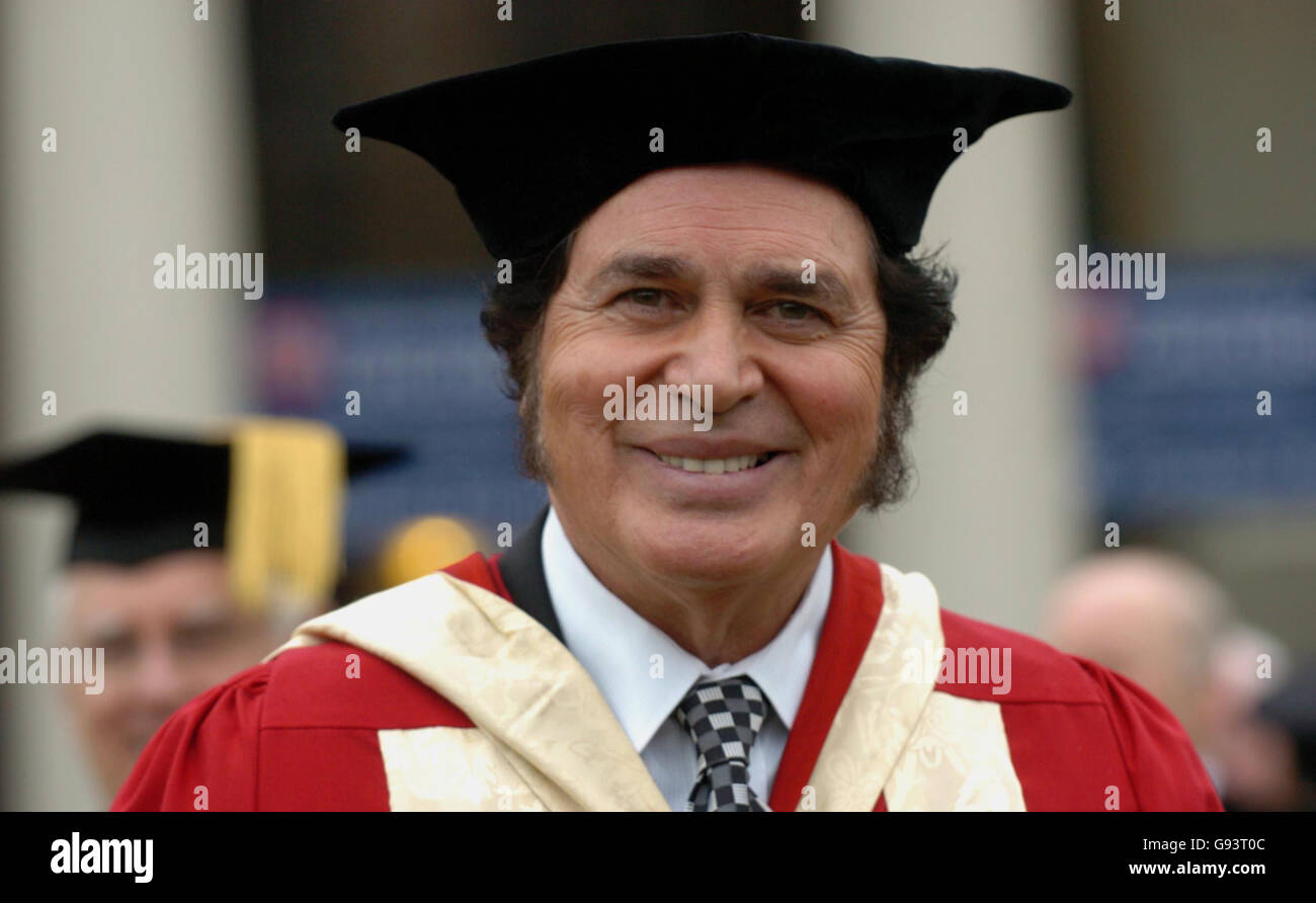 Engelbert Humperdinck après avoir reçu un doctorat honorifique en musique au de Montfort Hall de l'Université de Leicester, le vendredi 27 janvier 2006. Engelbert Humperdinck reçoit le diplôme honorifique pour son travail de charité infatigable et ses services à sa ville natale, Leicester. Voir l'histoire de PA SHOWBIZ Engelbert. APPUYEZ SUR ASSOCIATION photo. Le crédit photo devrait se lire: Chris Radburn/PA. Banque D'Images