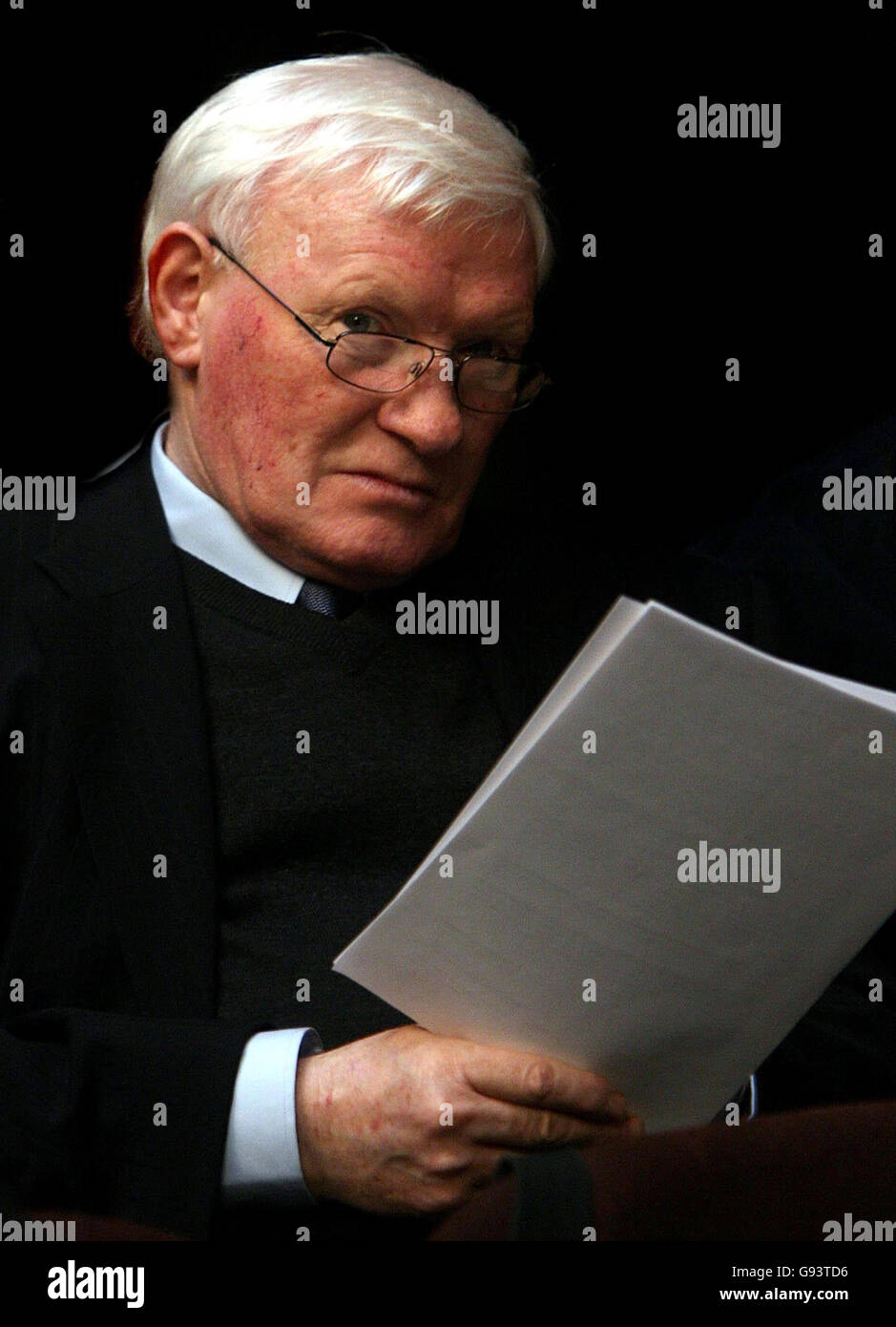 Sean Garland, un ancien dirigeant officiel de l'IRA voulait aux États-Unis pour avoir foré des millions de dollars, a critiqué un ancien ministre du gouvernement irlandais lors d'une réunion publique à Dublin, le vendredi 27 janvier 2006. Un mandat d'arrêt a été émis pour le chef du Parti des travailleurs irlandais, Sean Garland, en décembre, après qu'il n'ait pas comparu devant un tribunal de Belfast. L'homme de 71 ans a été arrêté dans la ville en octobre, puis libéré sous caution à la condition qu'il habite avec des amis d'Irlande du Nord. Voir PA Story IRISH Garland. APPUYEZ SUR ASSOCIATION photo. Le crédit photo devrait se lire comme suit : Niall Carson/PA Banque D'Images