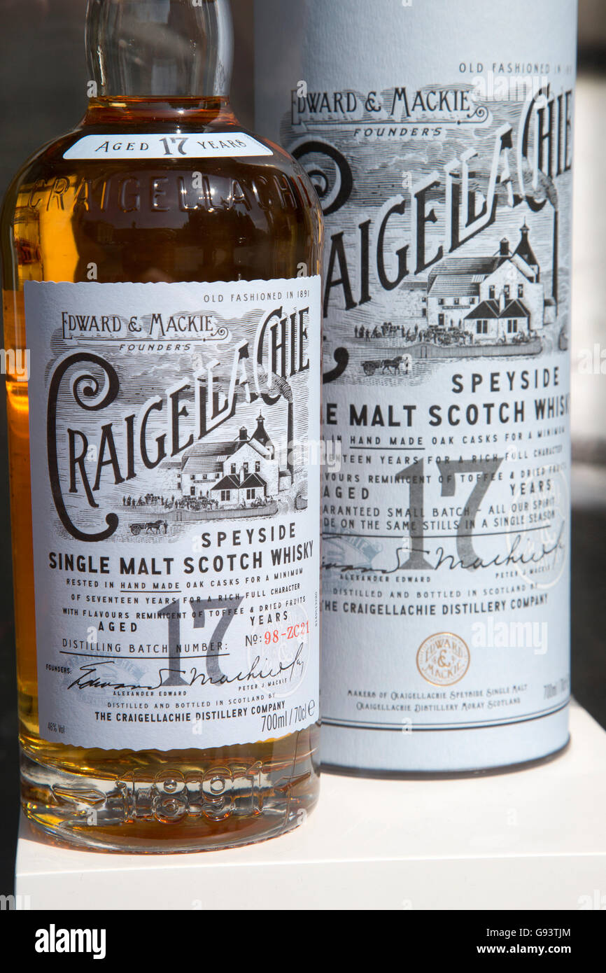 Bouteille de whisky de Malt Craigellachie en vitrine, Royal Mile d'Édimbourg en Écosse ; Rue ; Banque D'Images