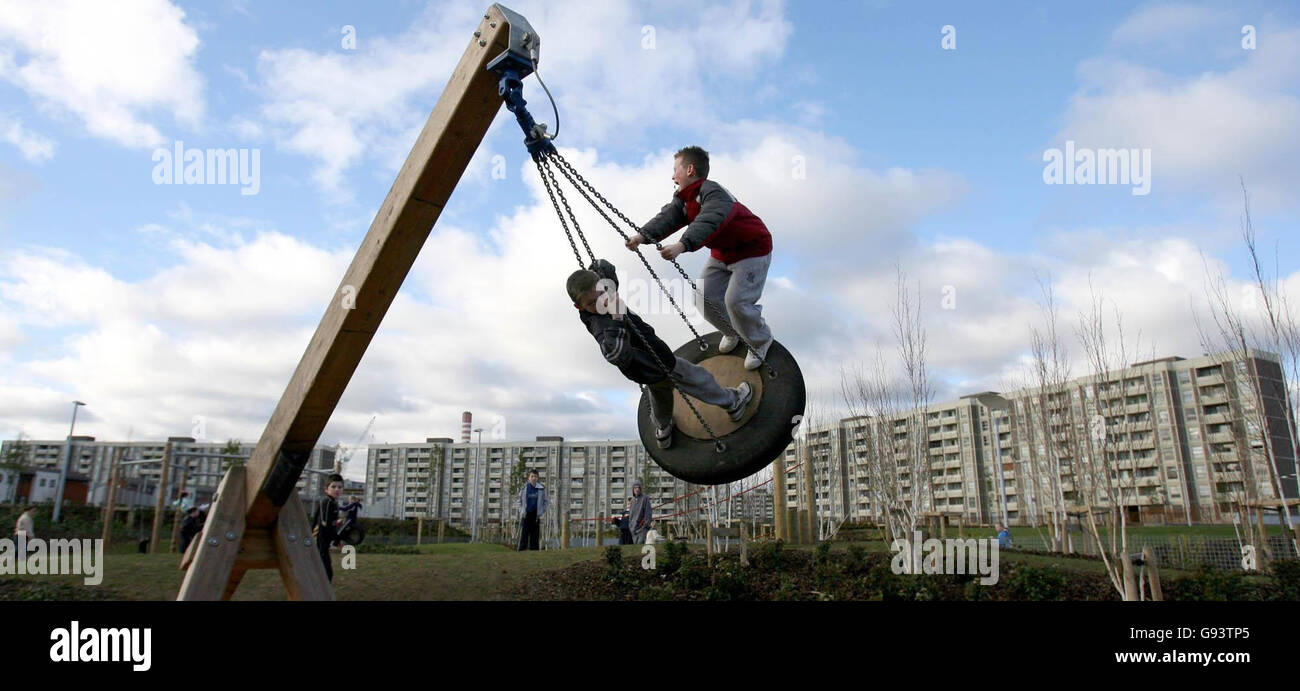 Deux jeunes garçons plus élevé de rotation dans l'Coultry Ballymun flats Parc de quartier de Dublin qui a été ouverte par le ministre du logement et de la rénovation urbaine Noel Ahern, samedi 28 janvier 2006. ASSOCIATION DE PRESSE photo. Crédit photo doit se lire : Niall Carson/PA. Banque D'Images