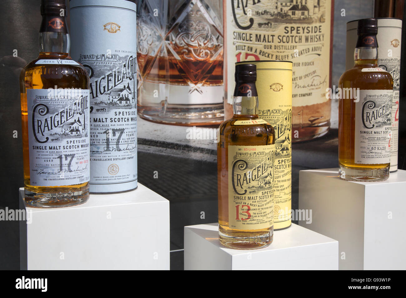 Bouteille de whisky de Malt Craigellachie en vitrine, Royal Mile d'Édimbourg en Écosse ; Rue ; Banque D'Images