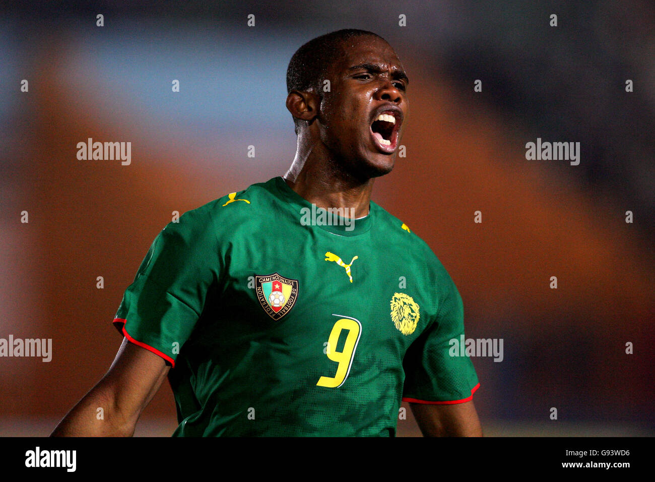 Football - coupe d'Afrique des Nations 2006 - Groupe B - Cameroun / Angola - Stade de l'Académie militaire. Samuel Eto'o du Cameroun célèbre les scores Banque D'Images