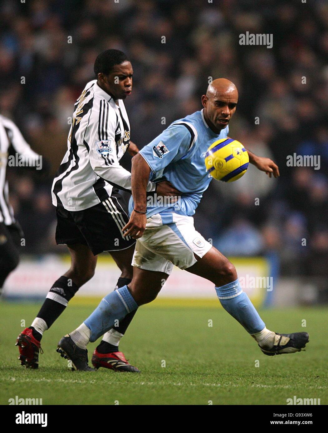 Football - FA Barclays Premiership - Manchester City / Newcastle United - City of Manchester Stadium.Trevor Sinclair de Manchester City est fouillé par Celestine Babayaro de Newcastle United Banque D'Images