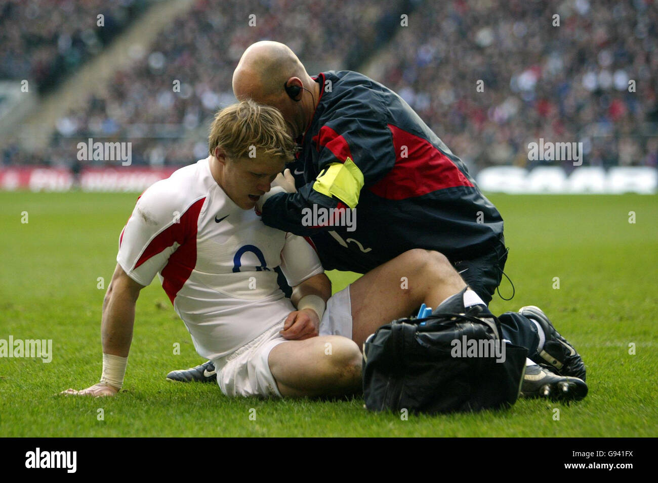 Photo non publiée antérieurement datée du 04/02/2006 de Josh Lewsey, de l'Angleterre, recevant un traitement à son épaule lors du match des RBS 6 Nations contre le pays de Galles à Twickenham, Londres. Lewsey doit faire évaluer son traumatisme aux épaules pour confirmer sa disponibilité par rapport à l'Italie. Voir l'histoire de PA RUGBYU England. APPUYEZ SUR ASSOCIATION photo. Le crédit photo devrait se lire : David Davies/PA. Banque D'Images