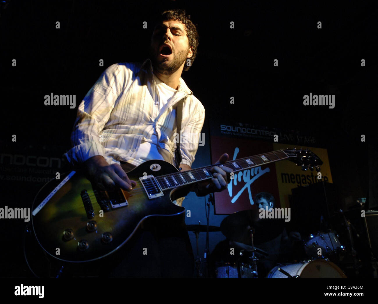 Kubb joue en direct à Vigin Megastore, Oxford Street, centre de Londres, vendredi 10 février 2006. APPUYEZ SUR ASSOCIATION photo. Le crédit photo devrait se lire: Yui Mok/PA Banque D'Images