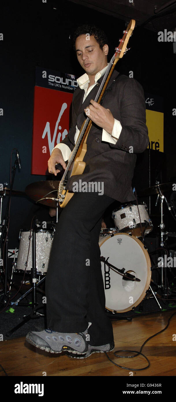 Kubb joue en direct à Vigin Megastore, Oxford Street, centre de Londres, vendredi 10 février 2006. APPUYEZ SUR ASSOCIATION photo. Le crédit photo devrait se lire: Yui Mok/PA Banque D'Images