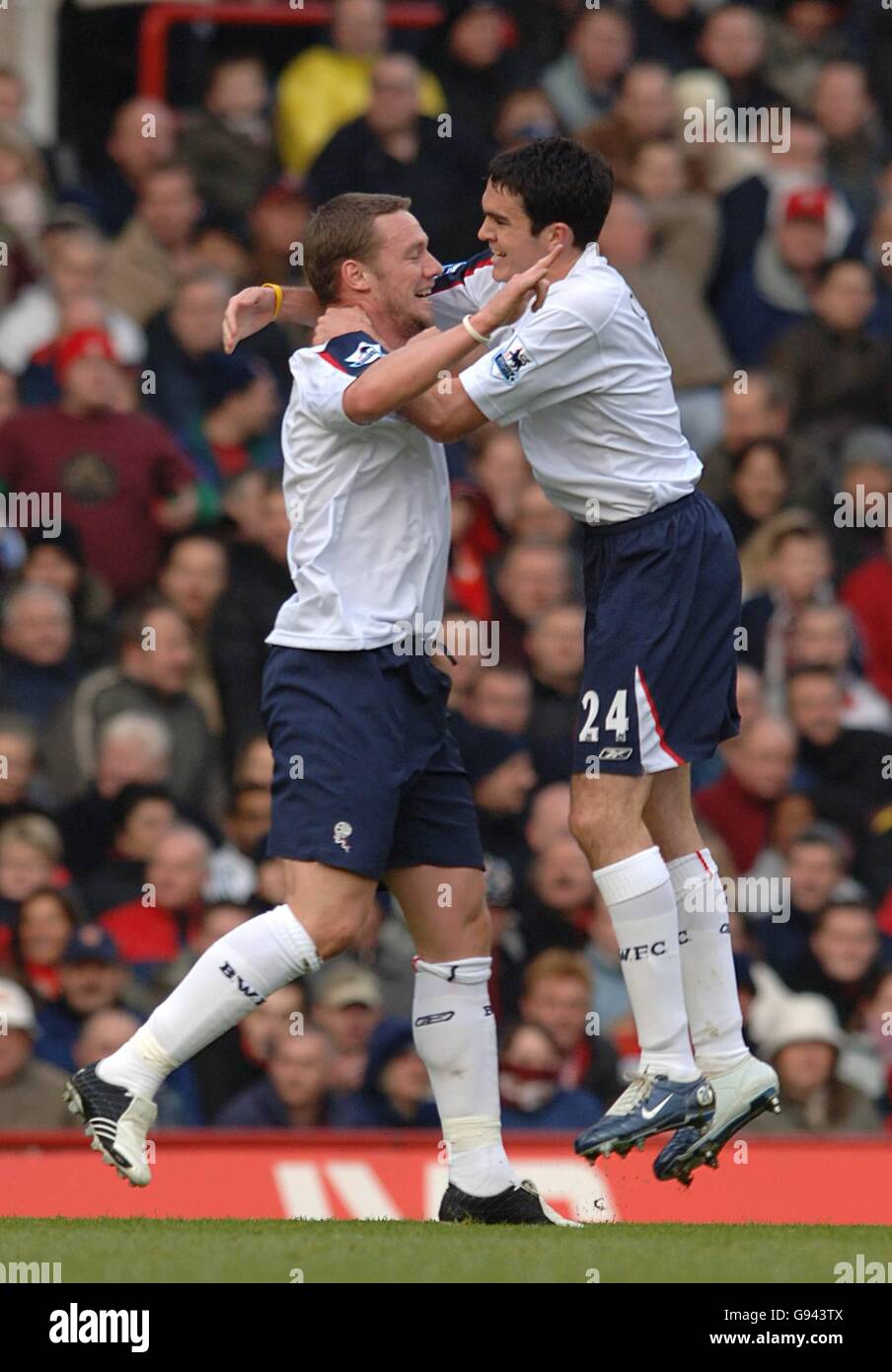 Bolton Wanderers Kevin Nolan célèbre son premier but avec Joey O'Brien Banque D'Images