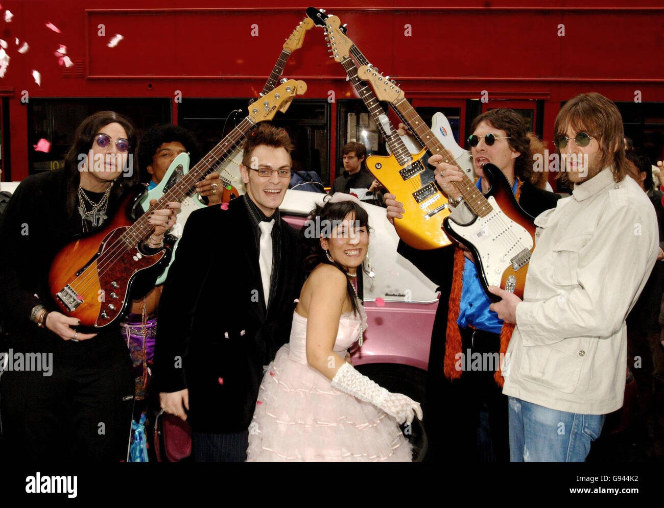 Le guitariste Gary Means et designer de mode Shara Hayes sont mariés par le « rock vicaire » Lionel Fanthorpe lors d'une cérémonie spéciale dans la Virgin Megastore sur Oxford Street, dans le centre de Londres, le lundi 13 février 2006. Le couple s'est réuni au Glastonbury Festival de 2003, et a été choisi parmi plus de 100 couples après avoir pris part au concours pour se marier en magasin. Voir PA Story SHOWBIZ Wedding. APPUYEZ SUR ASSOCIATION photo. Le crédit photo devrait se lire: Steve Parsons/PA Banque D'Images